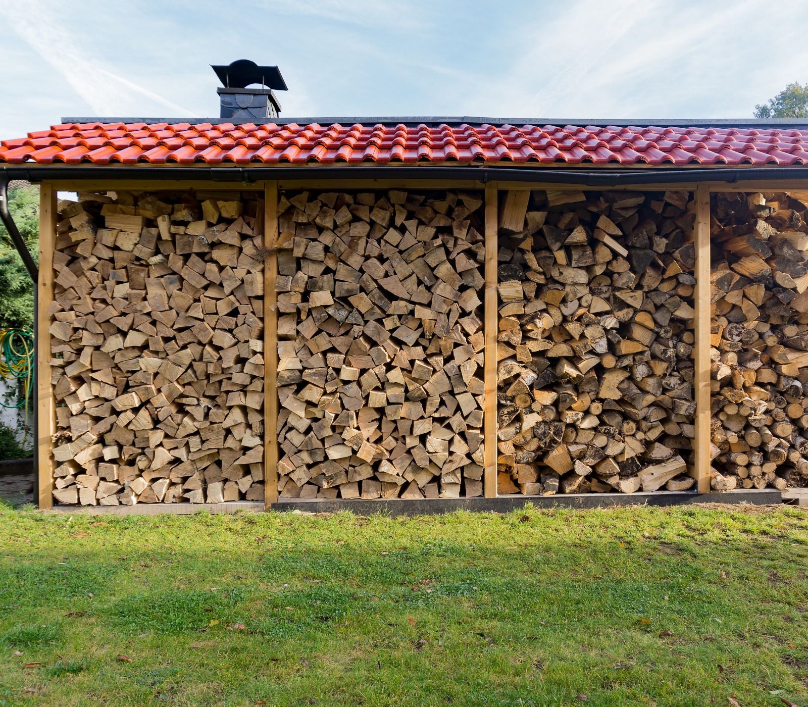 Die perfekte Lagerung von Brennstoffen im Sommer: So bleibt Ihr Holz trocken und schimmelfrei!